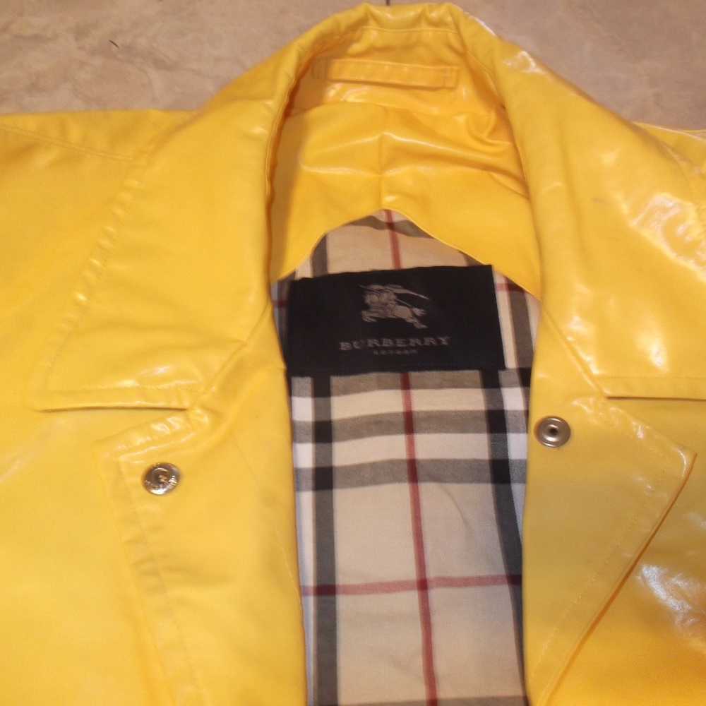 BURBERRY RAINCOAT